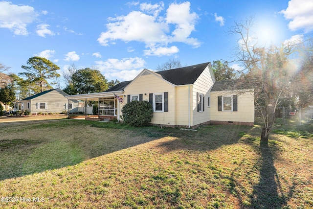 view of front of house featuring a front lawn