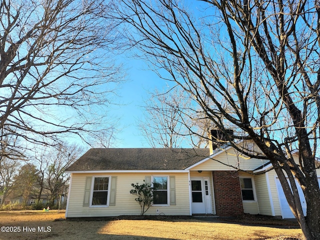 view of front facade featuring a front yard