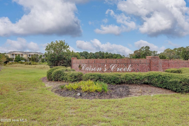 community sign featuring a yard