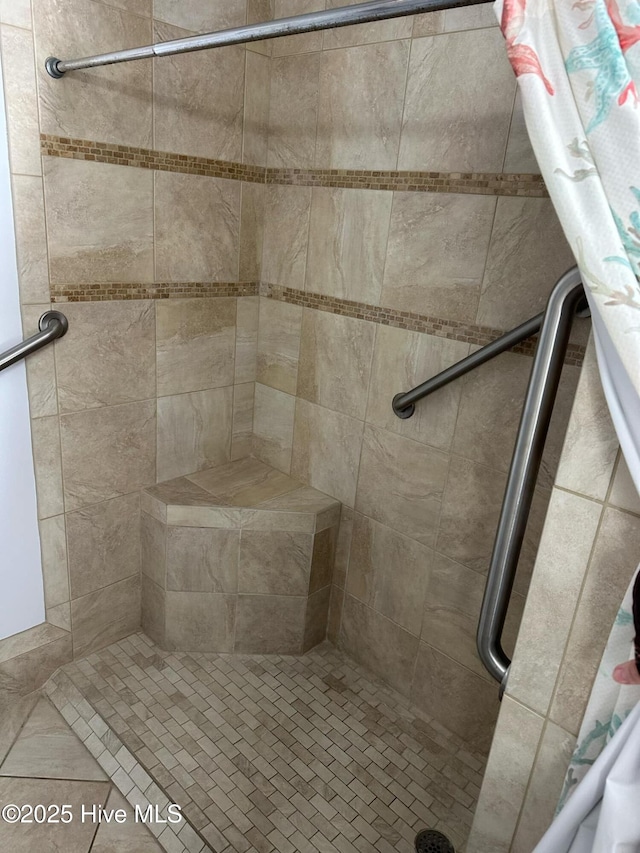 bathroom featuring a shower with shower curtain