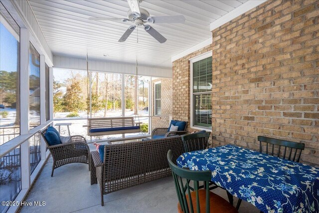 sunroom with ceiling fan