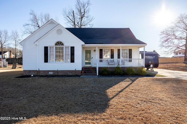 view of front of property featuring a porch and a front lawn