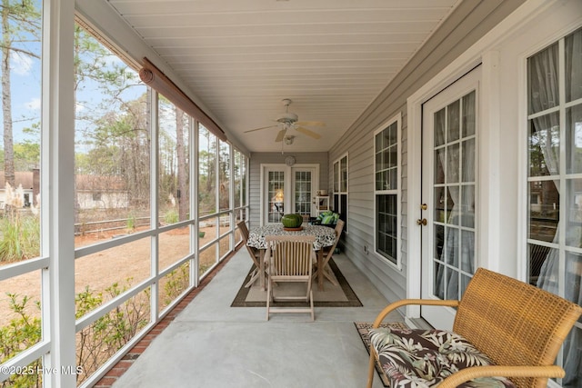 sunroom with ceiling fan