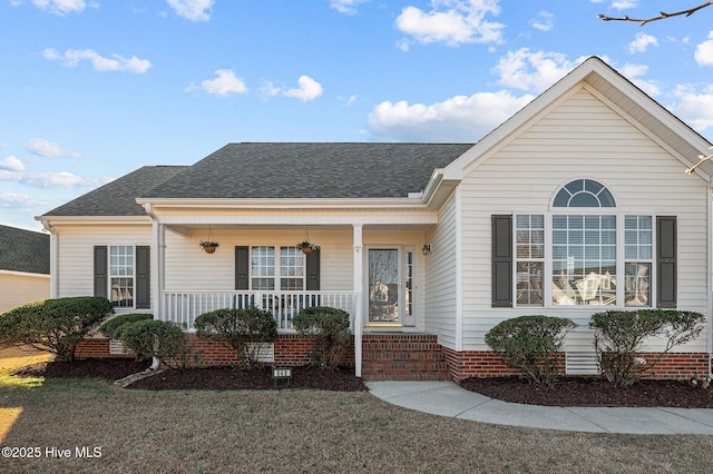 view of front of property featuring a porch and a front lawn