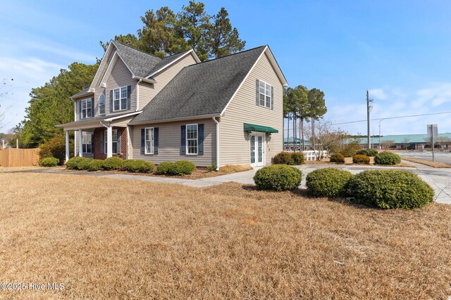 view of front of property featuring a front yard