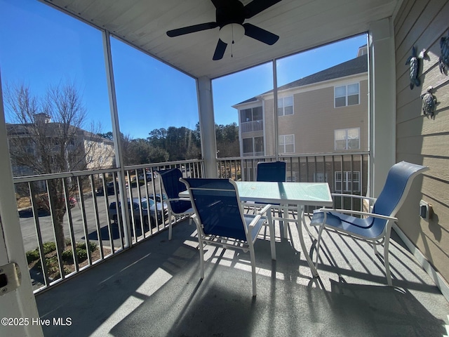 sunroom with ceiling fan