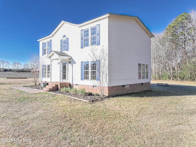 view of front of house featuring a front lawn