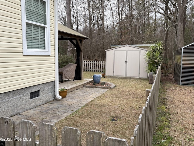 view of yard with a storage unit