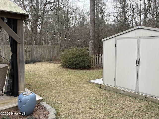 view of yard featuring a shed