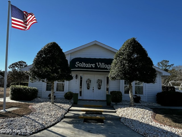 view of front of property