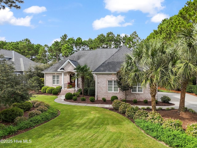 view of front of property featuring a front yard