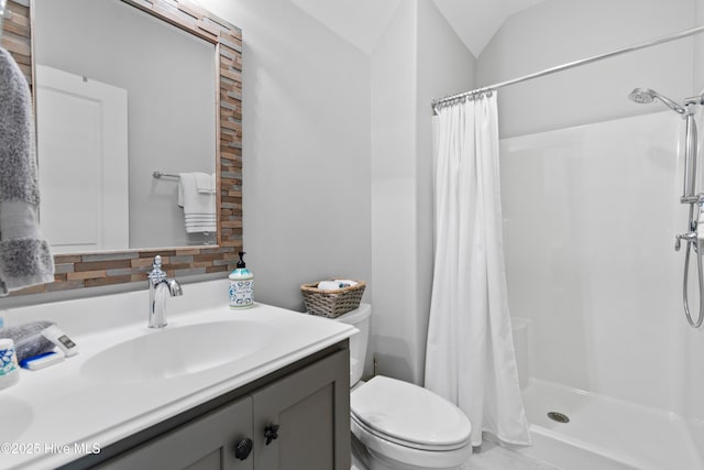 bathroom featuring vanity, lofted ceiling, backsplash, a shower with shower curtain, and toilet