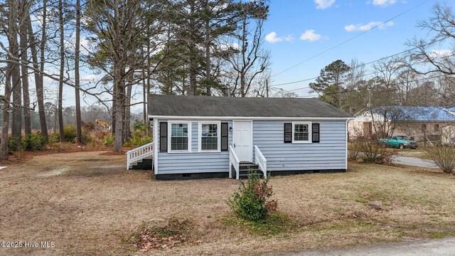 view of front of property featuring a front yard