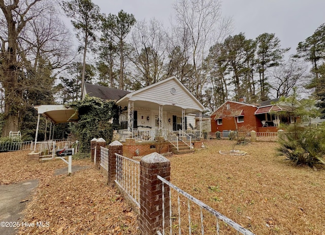 view of front facade featuring a porch and a front yard