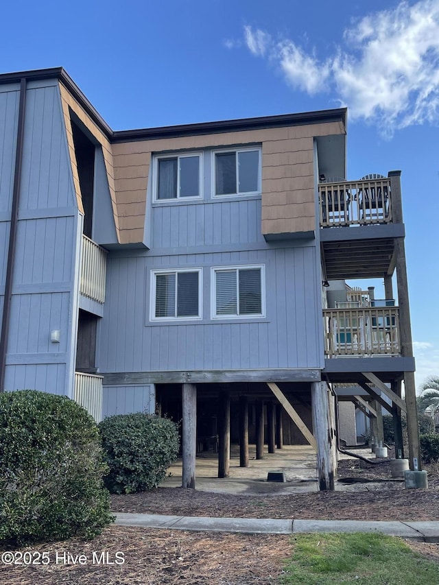 view of front of home featuring a balcony