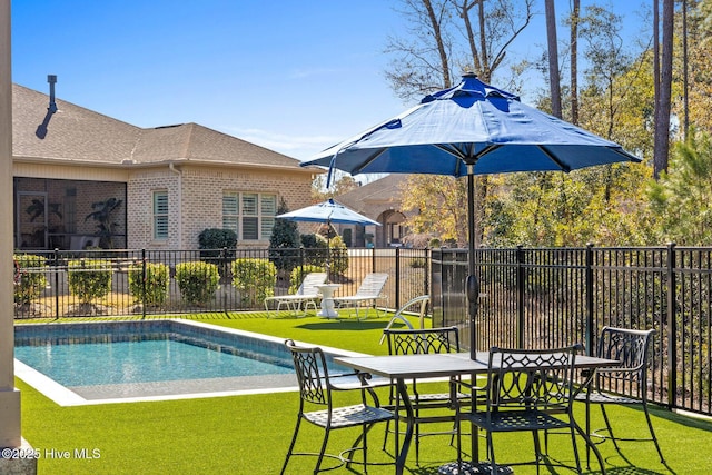 view of swimming pool with a yard