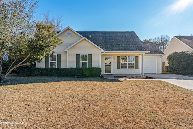 view of front of house featuring a front lawn and a garage