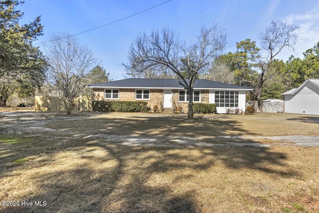 single story home with a front lawn