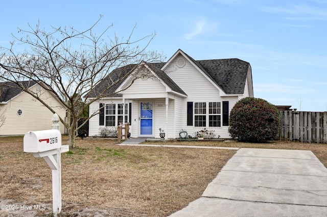 view of front facade featuring a front lawn