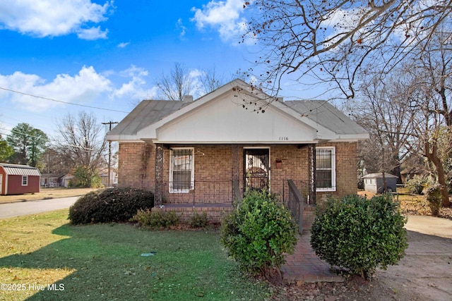 view of front of home featuring a front lawn