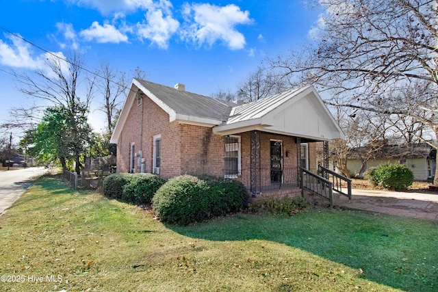 view of front of home featuring covered porch and a front yard