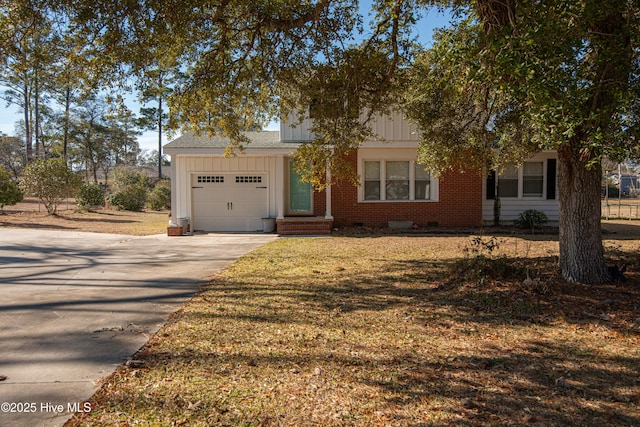 view of front of property featuring a garage and a front lawn