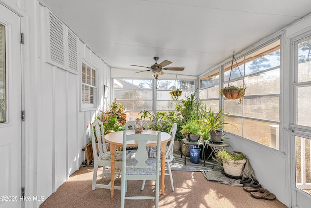 sunroom with ceiling fan