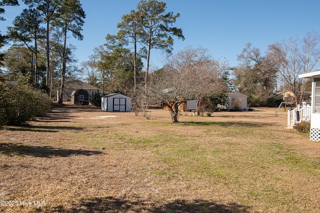 view of yard featuring a storage shed