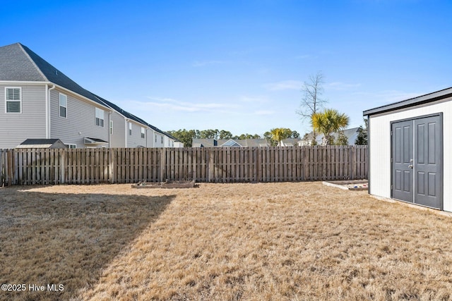 view of yard featuring a shed