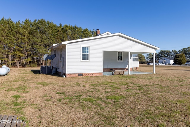 back of house featuring a lawn