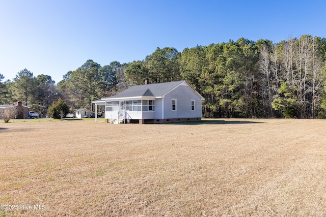 view of front facade with a front lawn