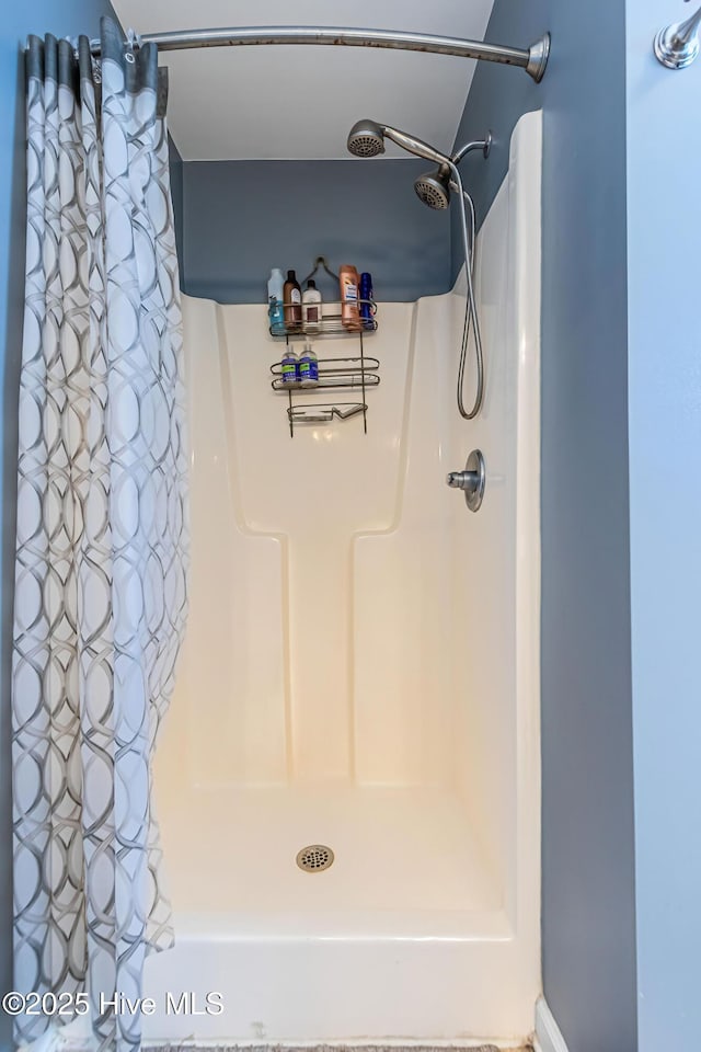 bathroom featuring curtained shower