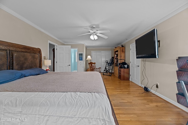 bedroom featuring ornamental molding, light wood-type flooring, and ceiling fan