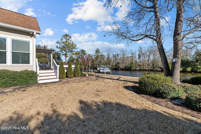 view of yard featuring a water view