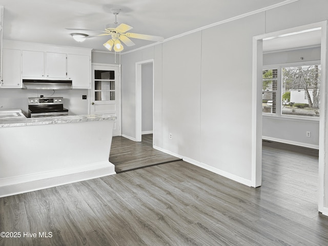 kitchen featuring dark wood-type flooring, ornamental molding, stainless steel electric stove, white cabinets, and ceiling fan