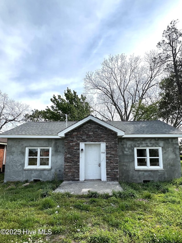 view of front of property with a front lawn