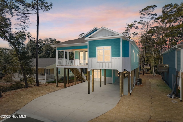 view of front facade featuring covered porch and a carport