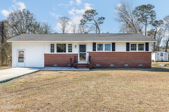 ranch-style home featuring a front lawn