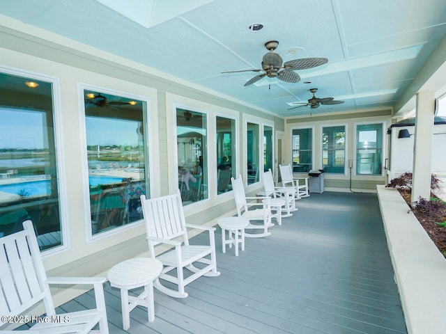 sunroom with ceiling fan