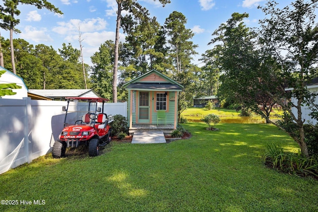 view of yard featuring an outbuilding