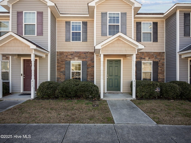 multi unit property featuring a front lawn