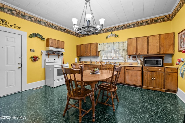 dining space featuring crown molding, sink, and an inviting chandelier