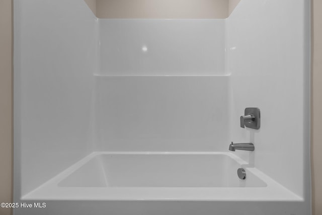 bathroom with washtub / shower combination