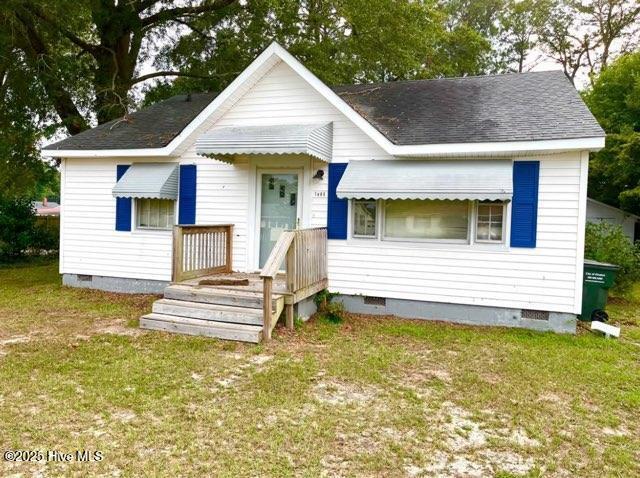 view of front of property featuring a front lawn