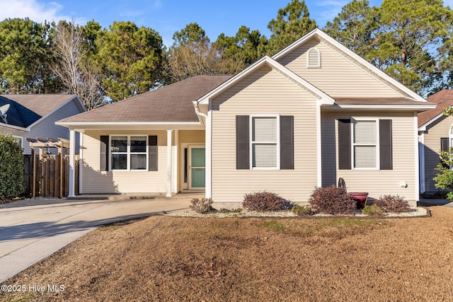 view of front facade with a front yard