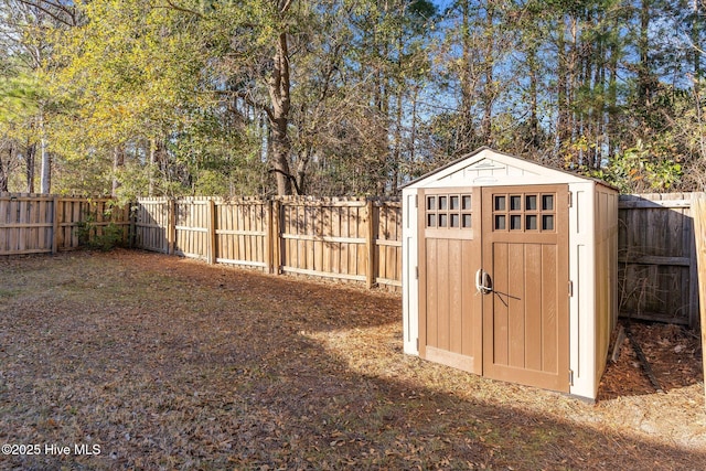 view of yard with a storage shed