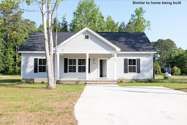 view of front facade featuring covered porch and a front lawn