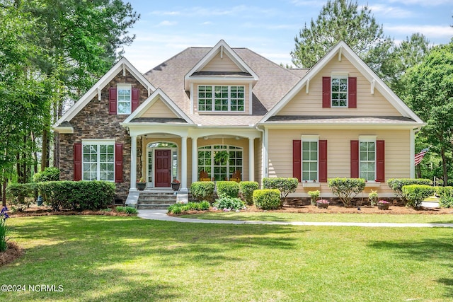 craftsman inspired home featuring a front yard