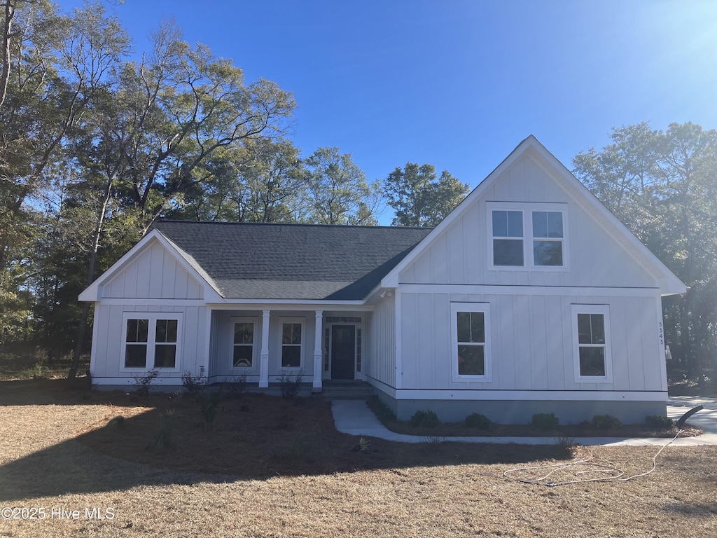 view of modern farmhouse style home