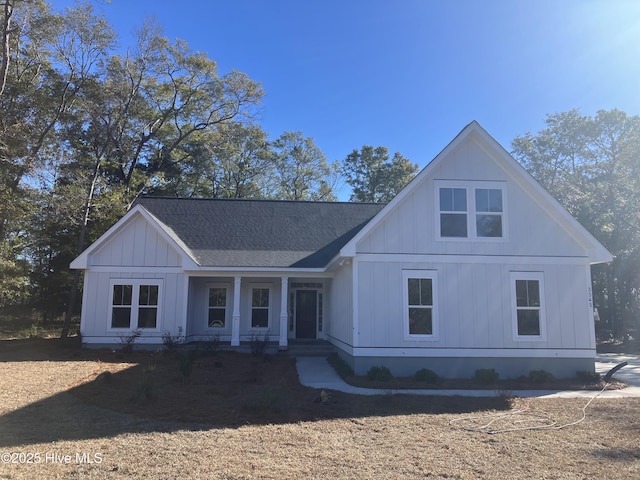 view of modern farmhouse style home